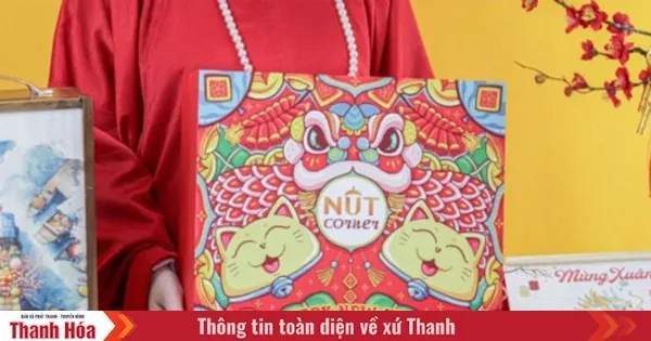 Khách hàng đang duyệt mẫu thiệp chúc Tết online trên máy tính, thể hiện quy trình đặt in tiện lợi, nhanh chóng